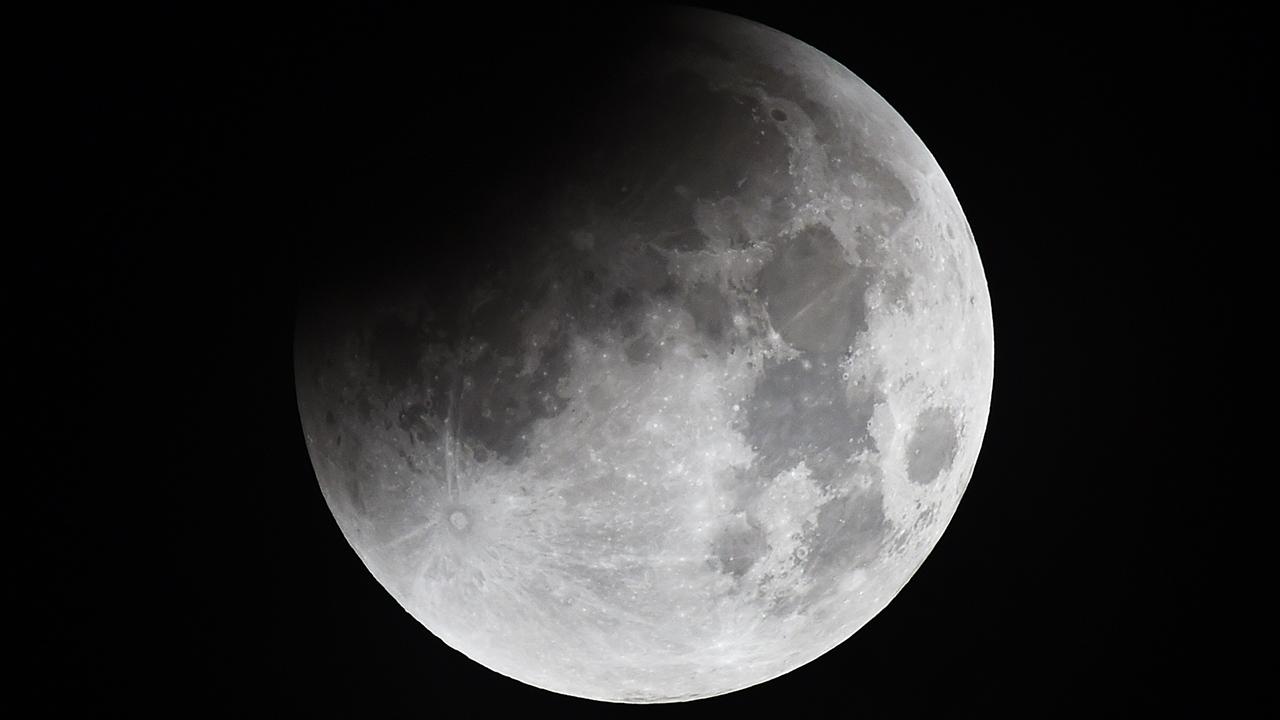 moon-2096998.jpg