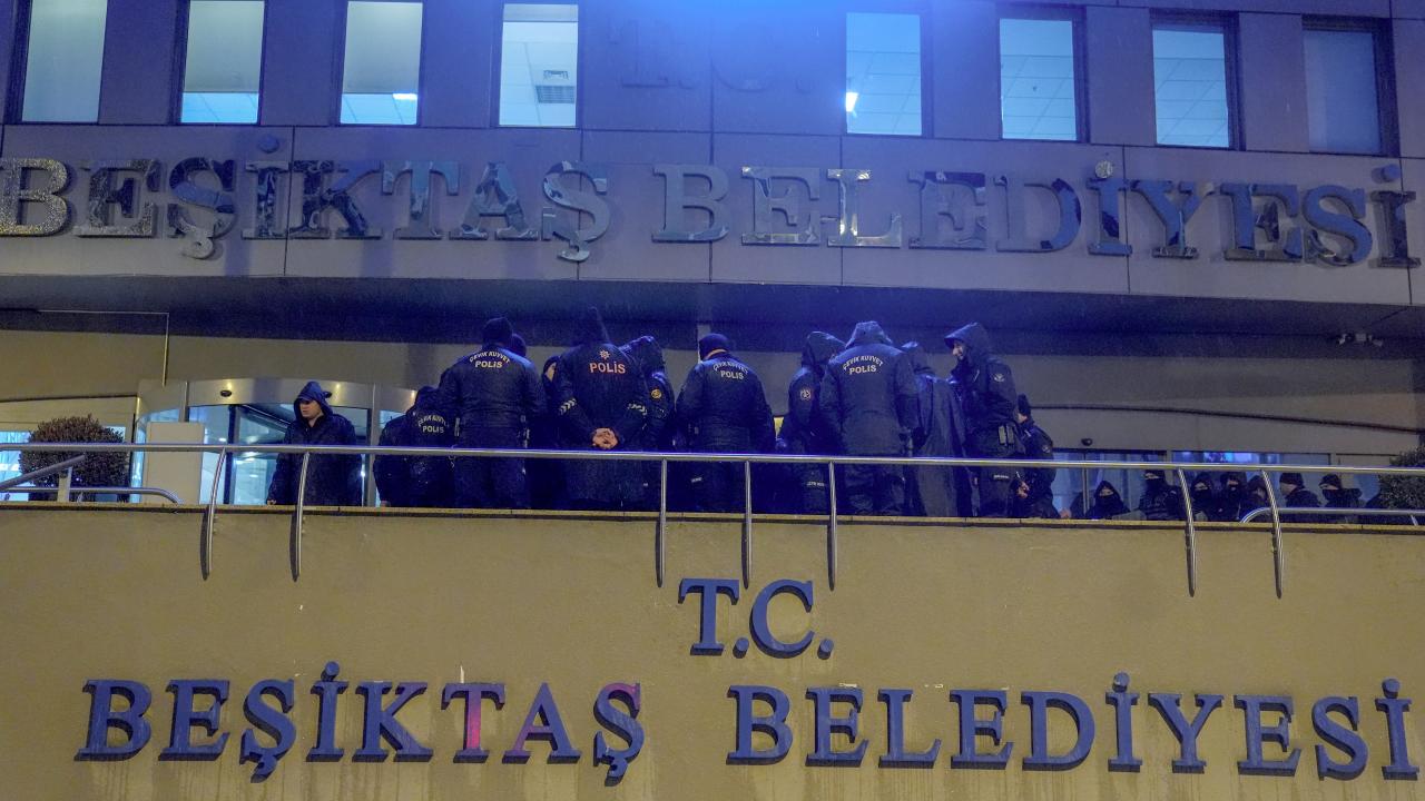 besiktas-belediye-baskani-gozalti-aa-2321700.jpg